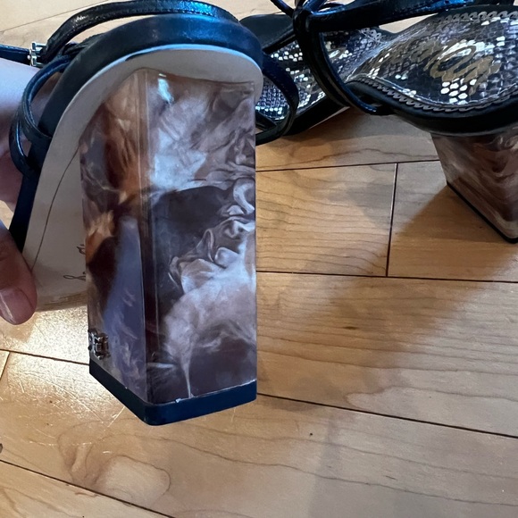 Wrap around heel - Picture 3 of 5